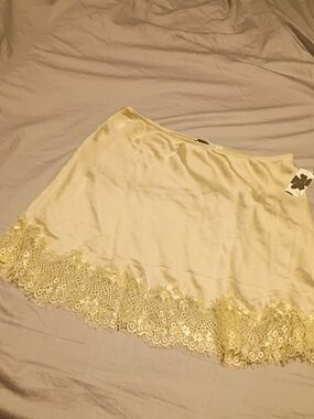 Halogen Cream A-Line Lace Hem Slip Skirt
